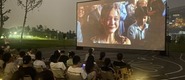 （女教师性爱视频在线观看转载）成都秋夜“新耍法”：到公园看坝坝电影